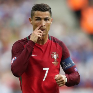 九游博彩-赛段操作揭秘：车手如何掌控复杂路况？，赛车比赛时车手如何平顺驾驶